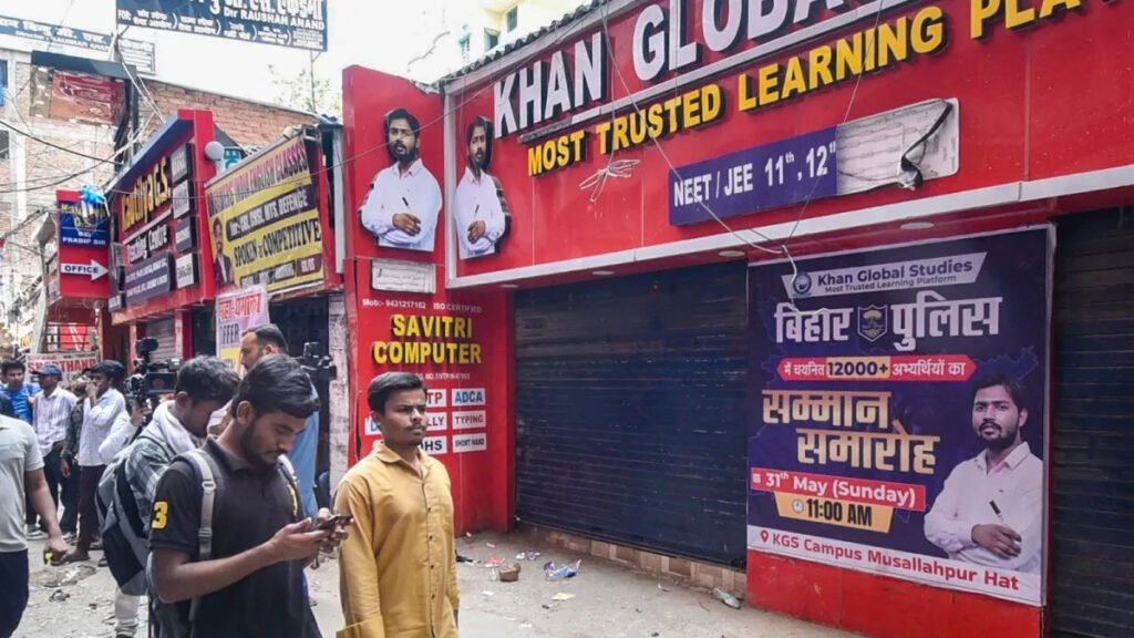 बड़ा खुलासा: खान सर फायरिंग मामला, गार्डों के हथियारों के लाइसेंस होंगे रद्द खान सर फायरिंग मामला