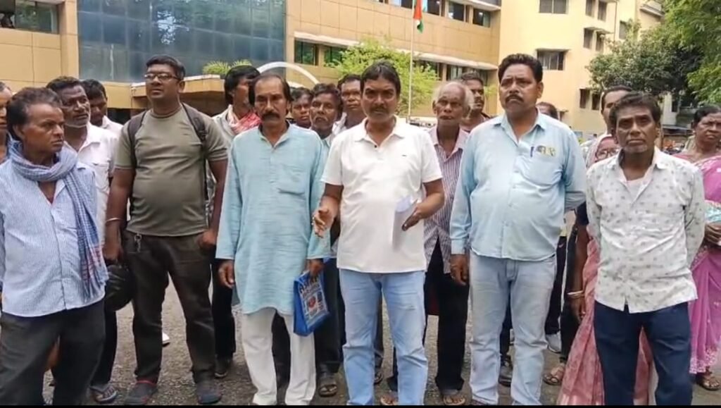 36 वर्षों से न्याय की आस में टाटा स्टील मजदूर: उपायुक्त को सौंपा मांगपत्र टाटा स्टील मजदूर