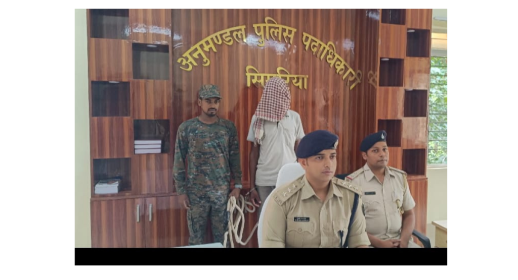 चतरा पुलिस को बड़ी सफलता: टीएसपीसी उग्रवादी के पिता के घर से फरार हार्डकोर नक्सली गिरफ्तार, छह मामलों में था वांछित