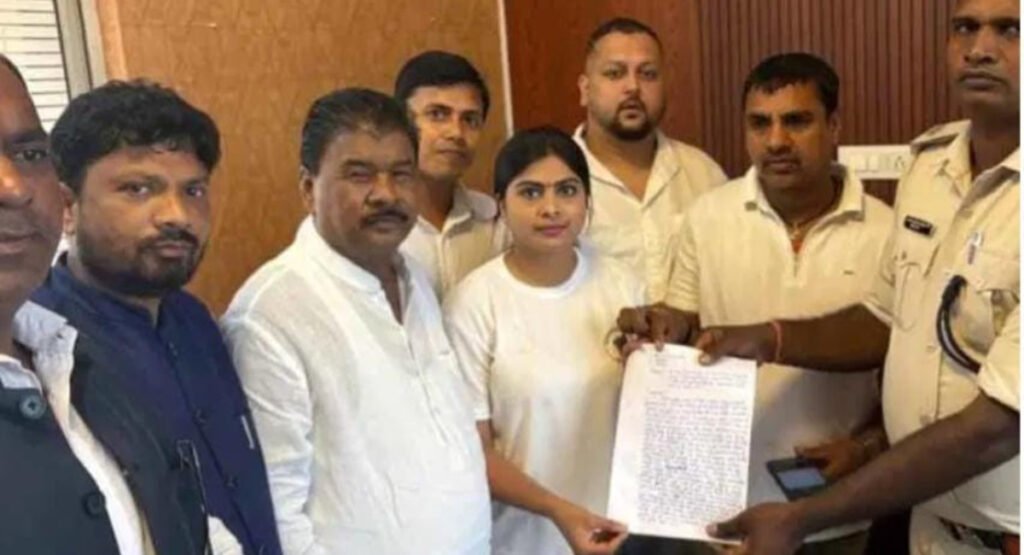 भाजपा कार्यालय के बाहर पत्थरबाजी के बाद कांग्रेस ने दर्ज कराई प्राथमिकी