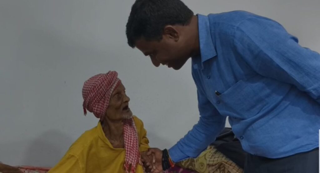 “मेरा कोई है का…?” — डीसी के जवाब ने जीत लिया दिल, वृद्धाश्रम में छलके अपनापन के आँसू