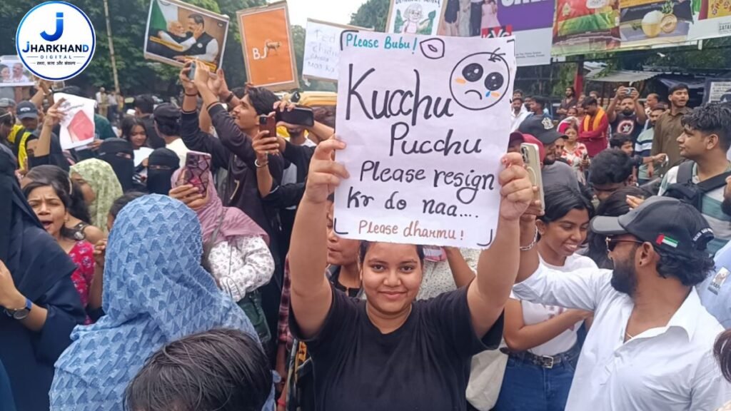NEET पेपर लीक विवाद: जमशेदपुर में सड़क पर उतरे छात्र, शिक्षा मंत्री से इस्तीफे की मांग