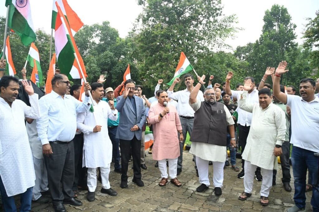 तिरंगे के रंग में रंगा रांची, सरला बिरला स्कूल और यूनिवर्सिटी के विद्यार्थियों ने निकाली तिरंगा यात्रा