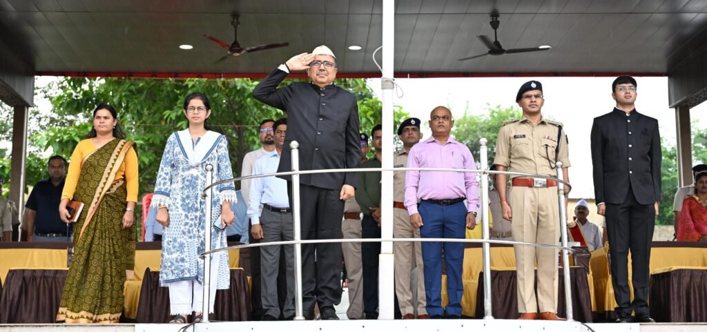 स्वतंत्रता दिवस को लेकर पुलिस लाइन मैदान में अंतिम रिहर्सल, DC-SP ने परखी तैयारियां