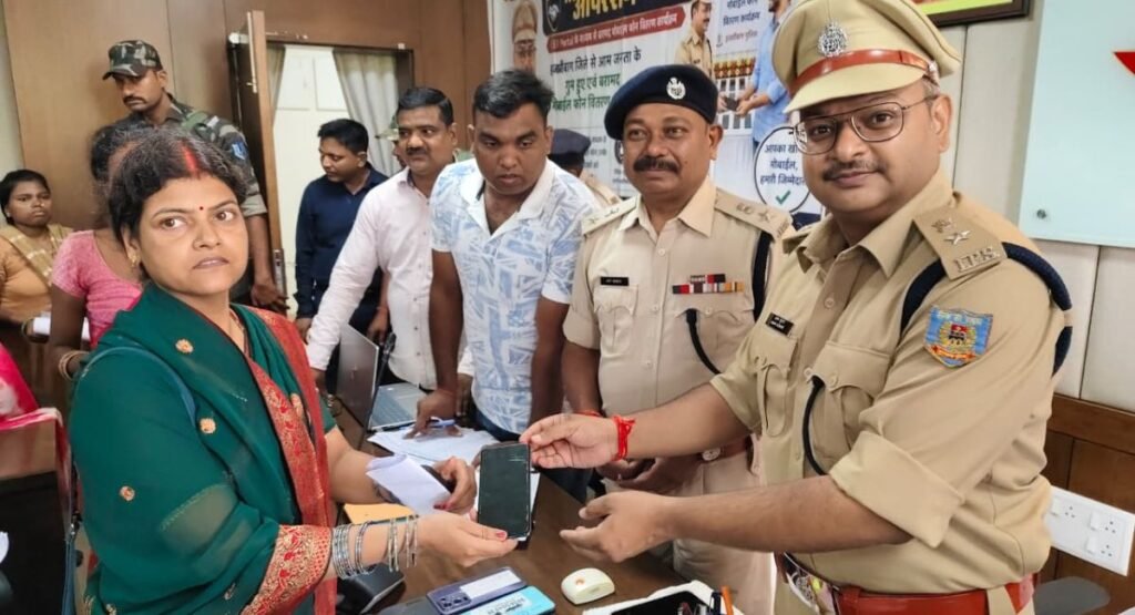CEIR पोर्टल की मद्दत से हजारीबाग पुलिस ने लौटाए 65 गुम मोबाइल
