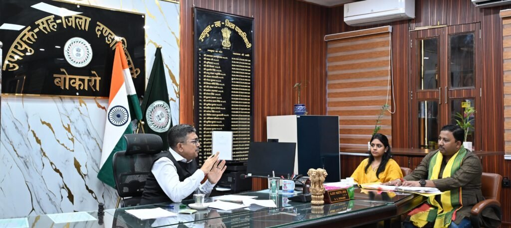 चास में नागरिक सुविधाओं पर DC का फोकस, 3 दिनों में खराब स्ट्रीट लाइट ठीक करने का निर्देश