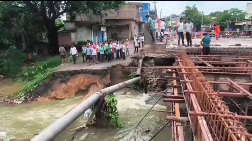 तीसरी बार बहा झिलिया डायवर्सन, भड़के ग्रामीणों ने PWD को घेरा