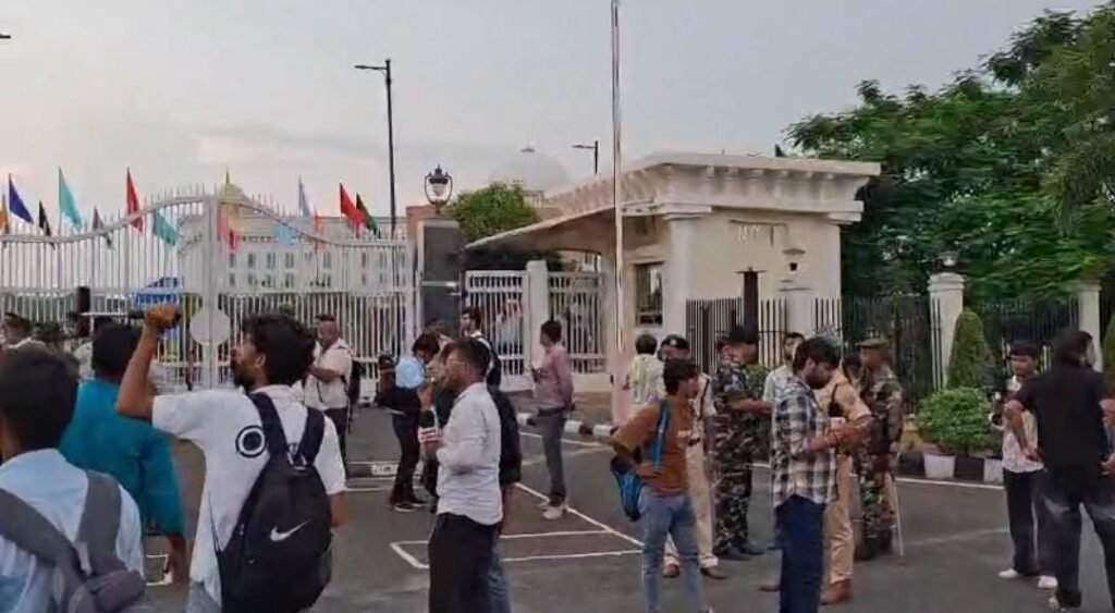 पढ़ाई की लड़ाई में विधानसभा तक पहुंचा छात्रों का हुजूम, गेट नंबर-1 पर डटे आंदोलनकारी