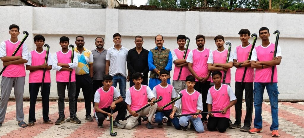 राज्य स्तरीय हॉकी प्रतियोगिता के लिए जमशेदपुर पहुंची रामगढ़ की टीम, खिलाड़ियों में दिखा जोश