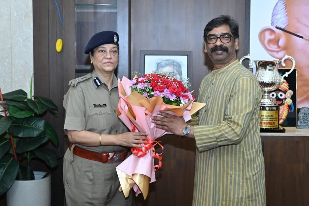 झारखंड विधानसभा पहुंचे मुख्यमंत्री हेमंत सोरेन, शीर्ष अधिकारियों ने किया स्वागत
