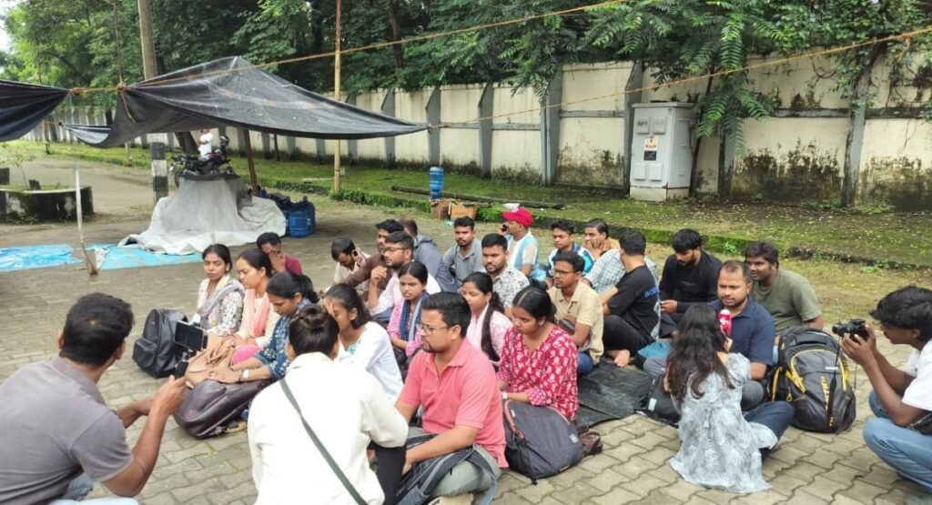 प्रोजेक्ट भवन के बाहर प्रदर्शनकारियों को हटाया गया, CGL अभ्यर्थियों को गोलचक्कर और फूड सेफ्टी ऑफिसर्स को कुटे मैदान भेजा गया