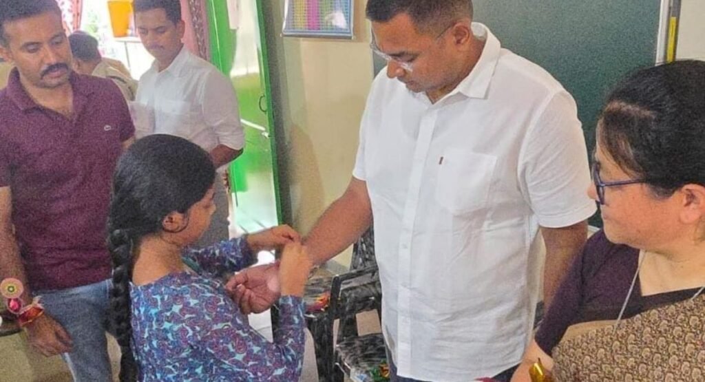रक्षाबंधन पर पुलिस अधिकारियों ने निभाया भाई-बहन का रिश्ता, बालाश्रय और प्रेमाश्रय के बच्चों संग मनाया पर्व