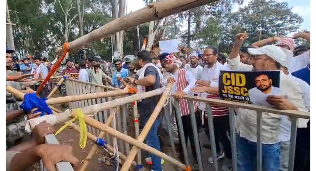 विधानसभा घेराव के लिए छात्रों का कूच, हजारों की भीड़ सड़कों पर