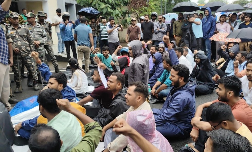 बारिश में भी नहीं हिले JSSC-CGL सफल अभ्यर्थी, प्रोजेक्ट भवन के बाहर न्याय की मांग को लेकर धरना