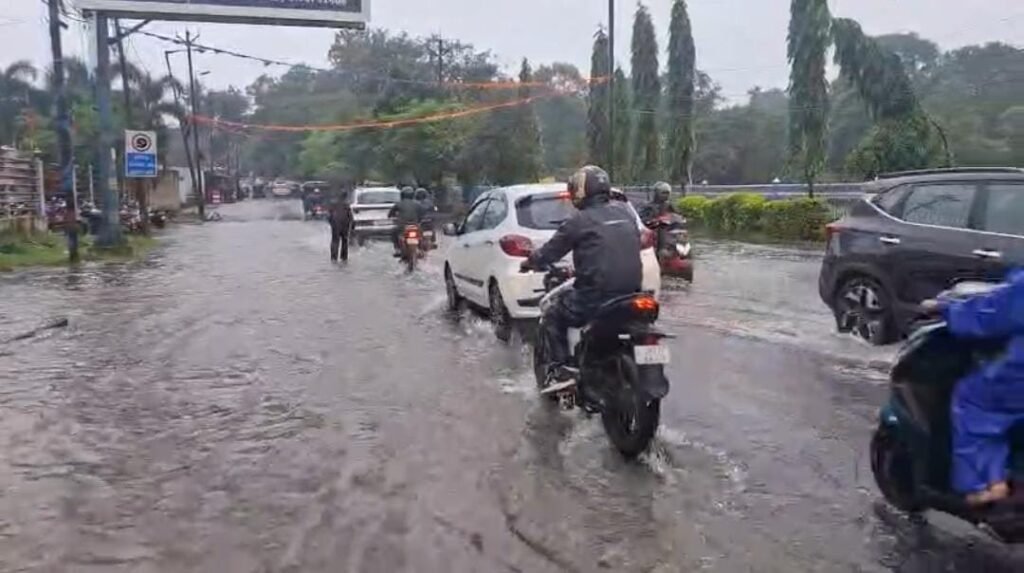 करमटोली तालाब ओवरफ्लो, सड़क पर उतरा पानी, करोड़ों के सुंदरीकरण पर उठे सवाल