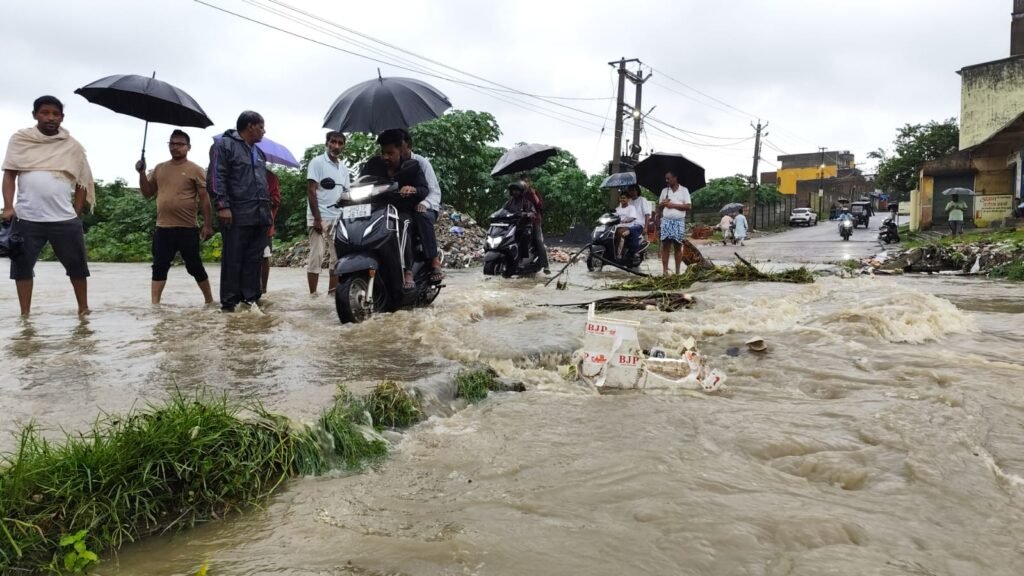 भूसुर पुल पर बारिश ने बढ़ाई मुश्किलें, पानी के बीच से गुजर रहे लोग; स्थायी समाधान की मांग तेज