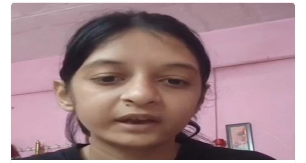 फीस और सिलेबस के विरोध का खामियाजा? चार महीने से स्कूल में दाखिले के लिए भटक रही छात्रा सिद्धि सिंह
