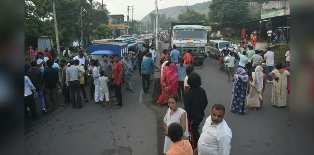 भू-धंसान से सहमी धनबाद की बस्ती, 13 घर प्रभावित; सड़क पर उतरे आक्रोशित लोग
