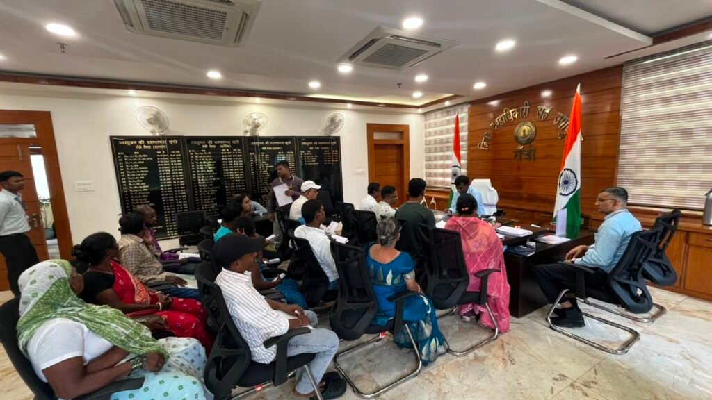 जनता दरबार में डीसी ने सुनी फरियाद, दिव्यांग को मिली इलेक्ट्रिक ट्राईसाइकिल; पेंशन और राशन कार्ड मामलों पर भी त्वरित कार्रवाई
