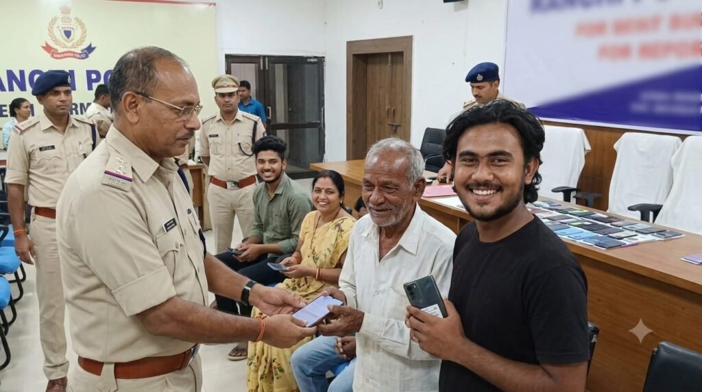 जिस मोबाइल की उम्मीद छोड़ चुके थे, वही फोन फिर आया हाथ में; रांची पुलिस ने लौटाई खुशियां