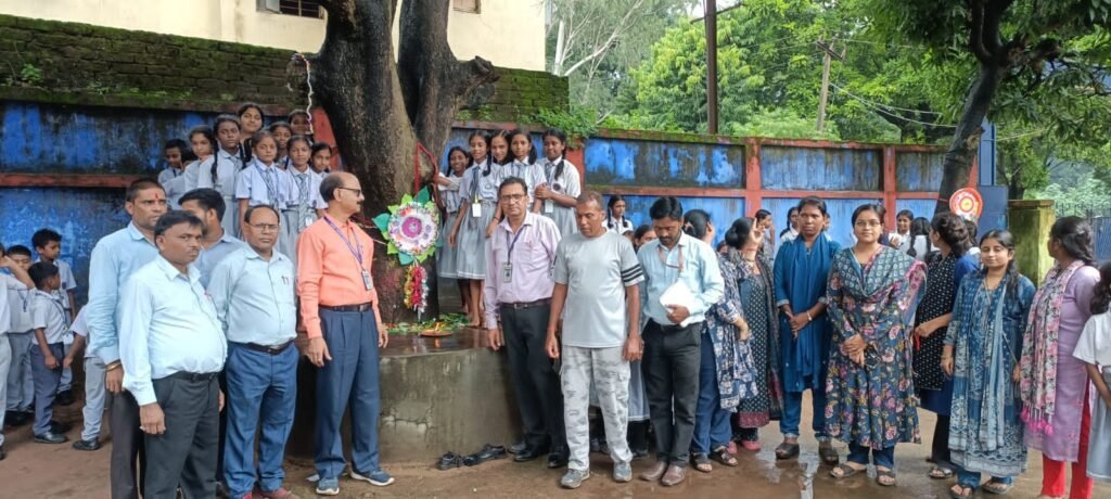 पेड़ों को राखी बांधकर बच्चों ने मनाया अनोखा रक्षाबंधन, लिया जिंदगीभर साथ निभाने का संकल्प