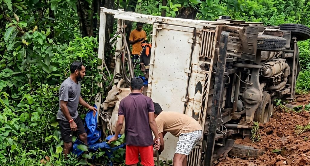 पैर बांधकर मवेशियों को ठूंसकर ले जा रहा था वाहन, पिकअप पलटने से 15 बेजुबानों की मौत