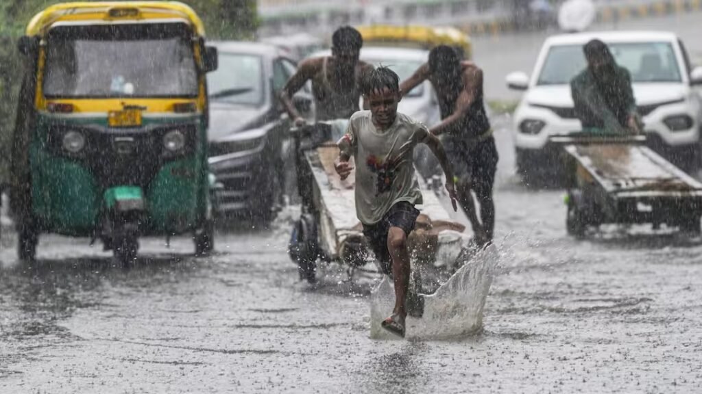 झारखंड में अगले 3 दिन जमकर बरसेंगे बादल, 15 जिलों में भारी बारिश का अलर्ट