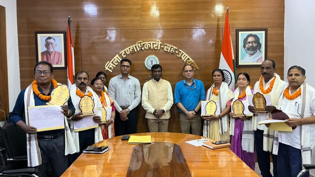 रांची में पेंशन दरबार: सेवानिवृत्ति के दिन ही 8 शिक्षकों को मिले सभी रिटायरमेंट लाभ