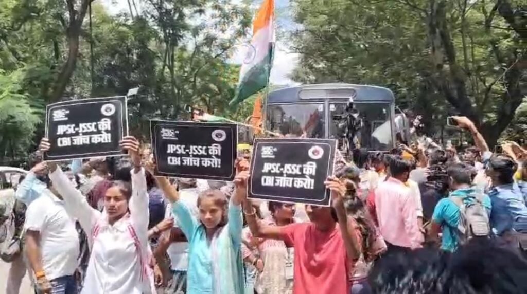 विधानसभा घेराव से पहले ABVP पर प्रशासन की कार्रवाई, पुरानी विधानसभा के पास रोके गए कार्यकर्ता; बसों में बैठाकर किया गया डिटेन