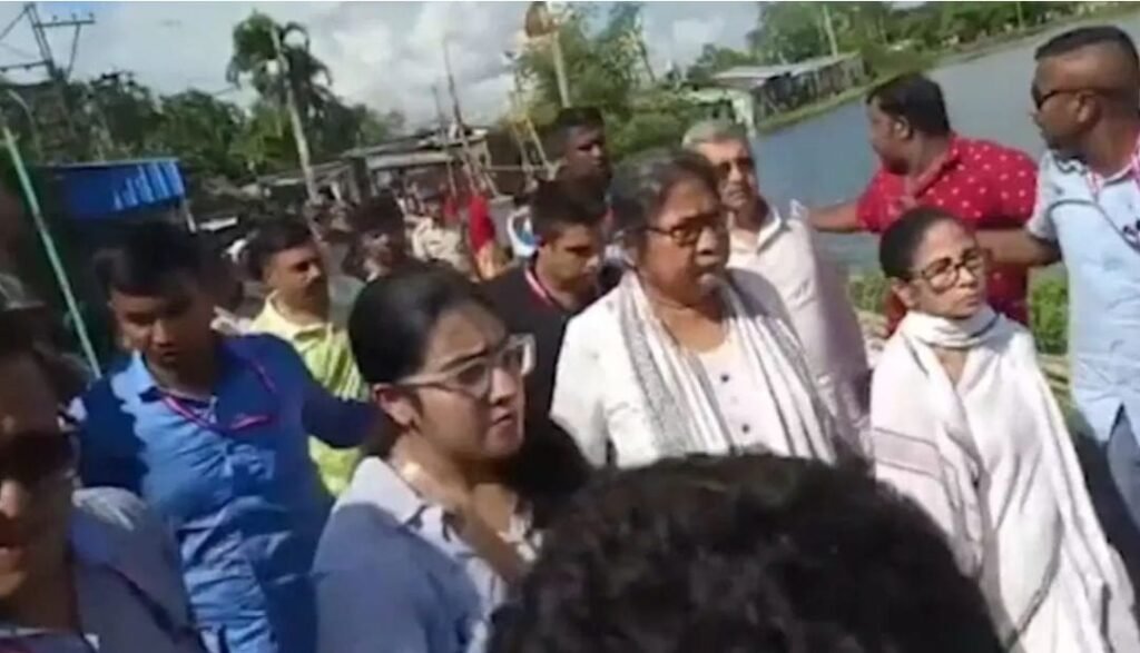 ममता बनर्जी के काफिले पर प्रदर्शनकारियों का हमला, गाड़ी पर फेंका कीचड़ और बोतलें