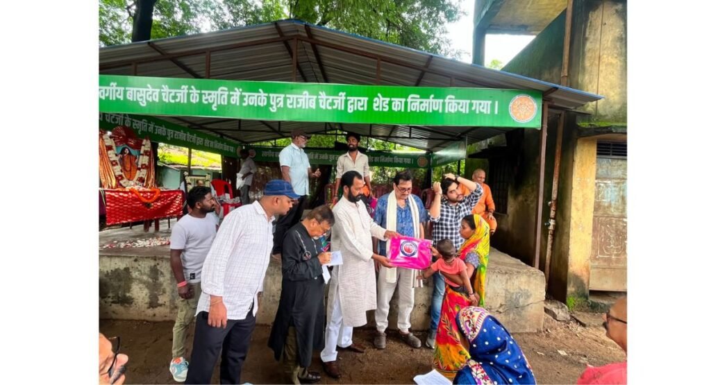 बुंडू के अमनबुरु में बासुदेब चैटर्जी स्मृति फाउंडेशन की पहल, ग्रामीणों को बांटी जरूरत की सामग्री