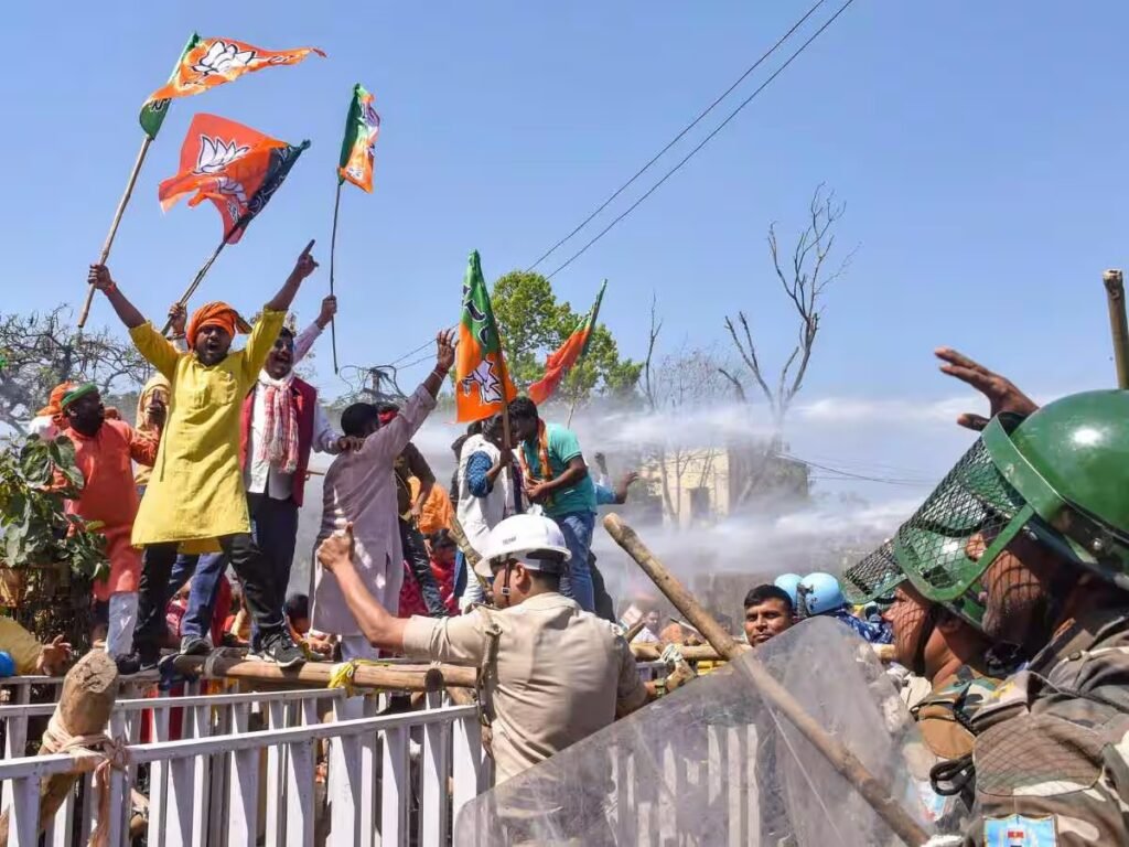 वाटर कैनन के बावजूद नहीं रुके छात्र, 8वीं बैरिकेडिंग भी टूटी
