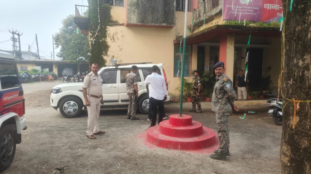 रांची के पिस्का मोड़ पर पशु तस्करी के आरोप में बवाल: दुर्घटनाग्रस्त वैन में लगाई आग, क्रास एफआईआर दर्ज कर शुभम, गोविंद और आदित्या समेत 9 गिरफ्तार