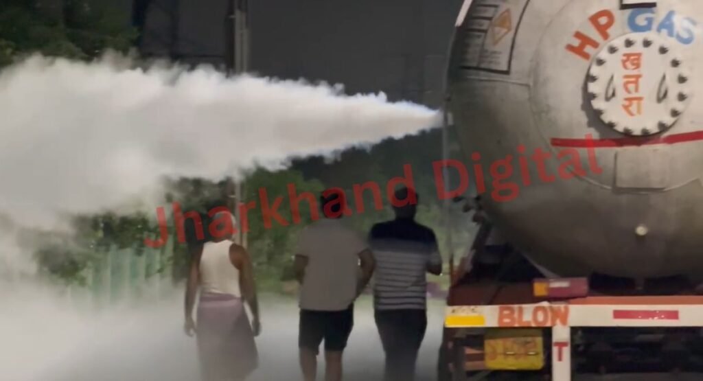 जमशेदपुर के मरीन ड्राइव पर LPG टैंकर में गैस रिसाव, ट्रक की टक्कर के बाद सड़क सील