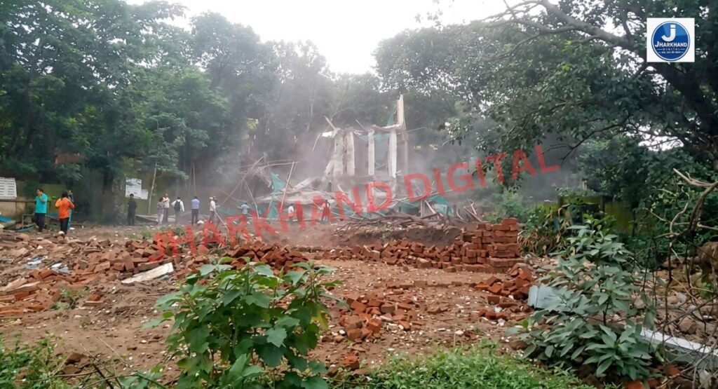 कोतवाली थाना के पीछे भरभराकर गिरी पुरानी पानी की टंकी, मजदूर की मौत की सूचना