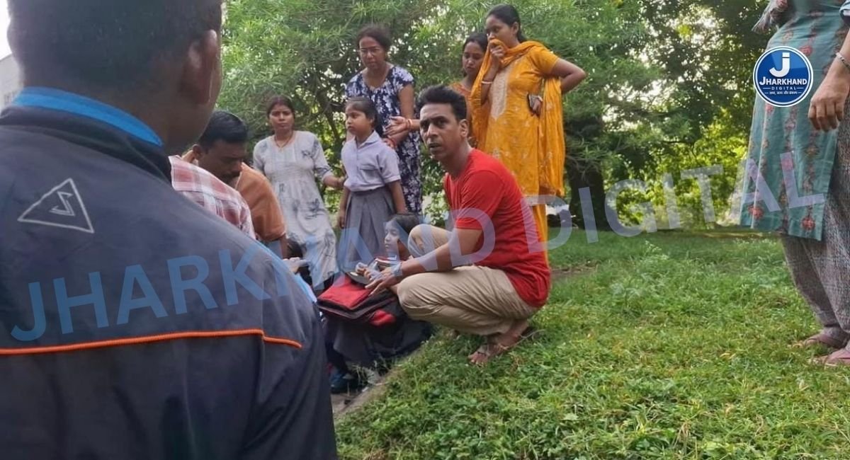 JHARKHAND DIGITAL BREAKING: जमशेदपुर में तेज रफ्तार स्कूल वैन डिवाइडर पर चढ़ी, 15 से ज्यादा बच्चे घायल