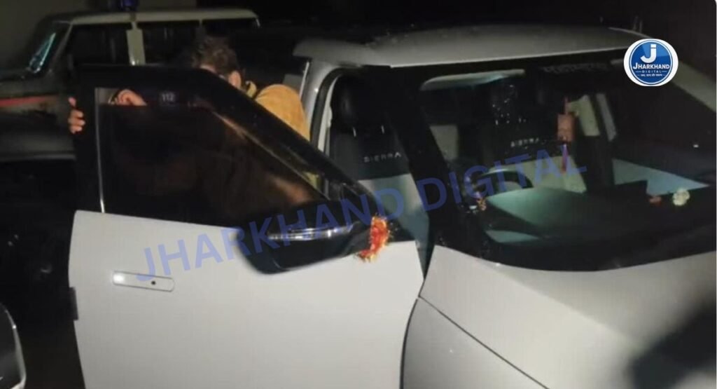 सड़क पर रौब दिखाना पड़ा भारी, पलामू पुलिस ने 20 गाड़ियां की जब्त; ब्लैक फिल्म हटाकर दी चेतावनी