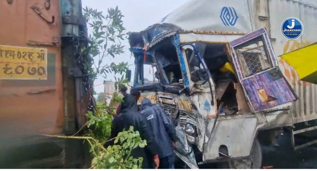 तमाड़ में आधी रात 3 ट्रकों की जोरदार टक्कर, 6 घंटे तक केबिन में फंसा रहा चालक