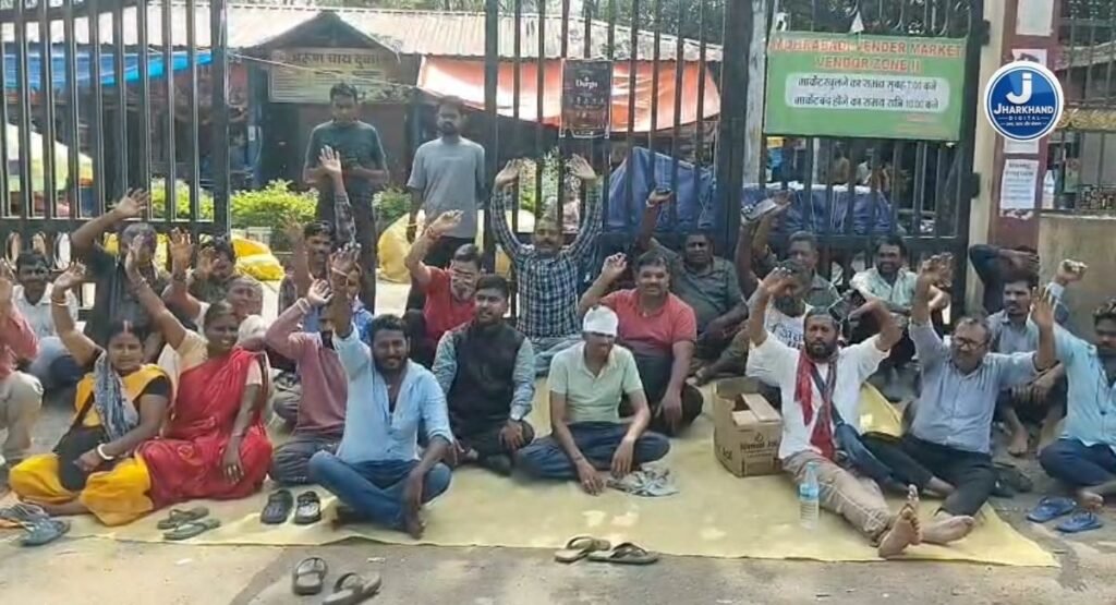 मोरहाबादी वेंडर मार्केट में दुकानदारों का फूटा गुस्सा …अवैध वसूली से लेकर पानी-शौचालय तक की समस्याओं पर नाराजगी