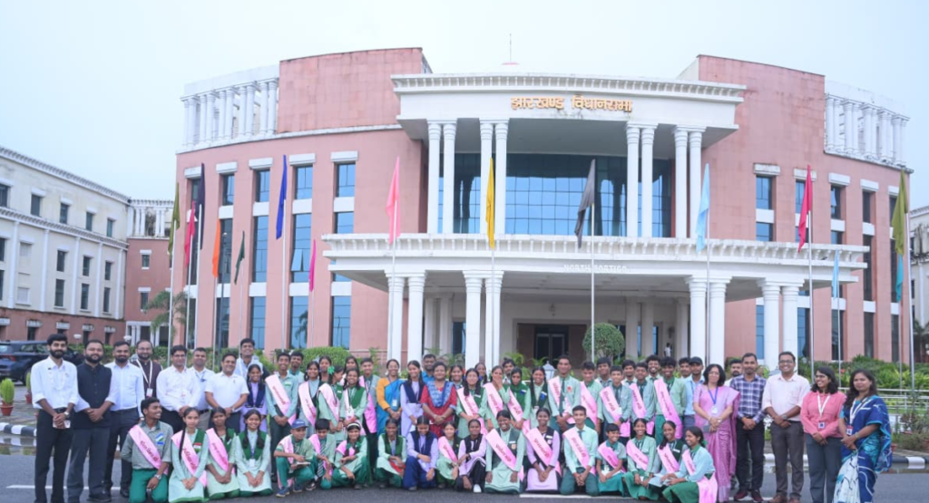 झारखंड विधानसभा पहुँचे राँची के 50 विद्यार्थी, जाना लोकतंत्र और विधायी प्रक्रिया का पाठ झारखंड