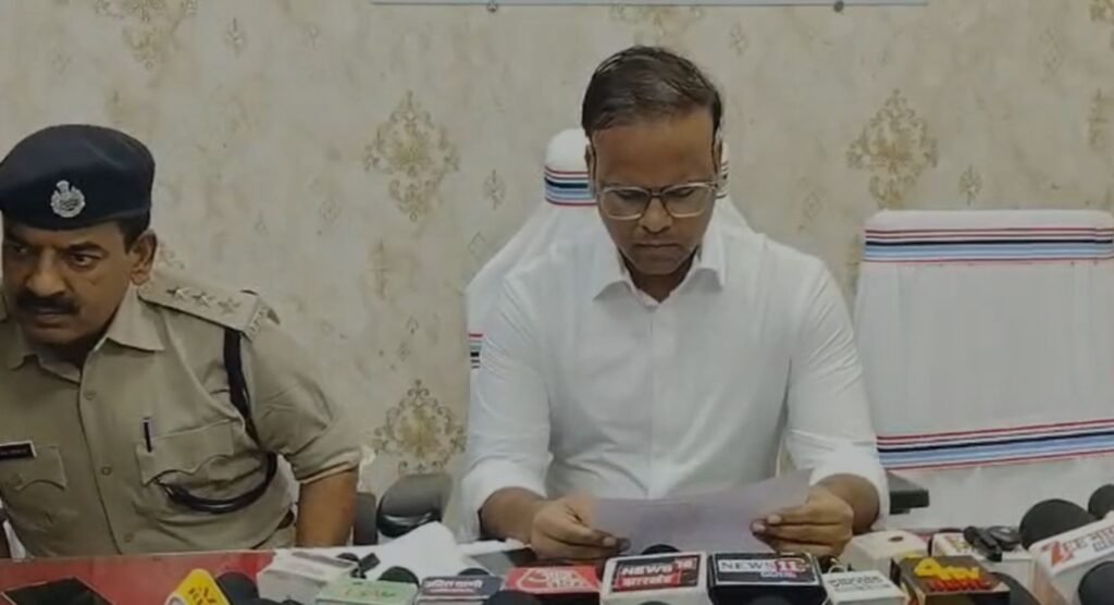 जमशेदपुर: अंतरराज्यीय वाहन चोर गिरोह का भंडाफोड़, आठ गिरफ्तार, 21 चोरी की गाड़ियां बरामद जमशेदपुर