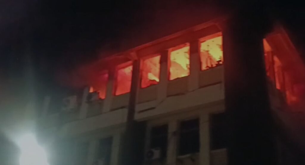 जमशेदपुर की LIC बिल्डिंग में देर रात लगी भीषण आग, चार घंटे बाद 10 दमकल गाड़ियों ने पाया काबू LIC