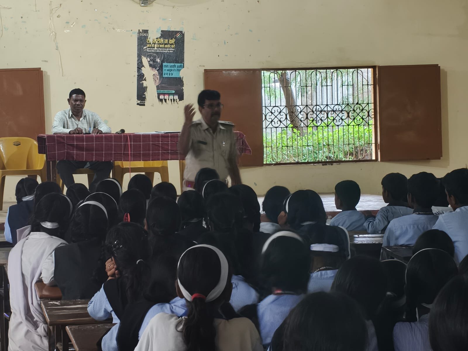 Cyber Fraud के बढ़ते मामलों के बीच पुलिस की पाठशाला, अमृतनगर हाई स्कूल में छात्रों को ठगी से बचने के बताए गए तरीके