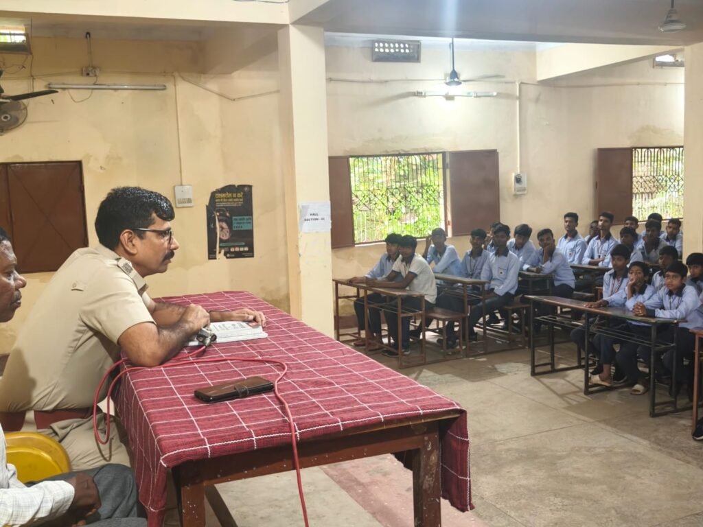Cyber Fraud के बढ़ते मामलों के बीच पुलिस की पाठशाला, अमृतनगर हाई स्कूल में छात्रों को ठगी से बचने के बताए गए तरीके