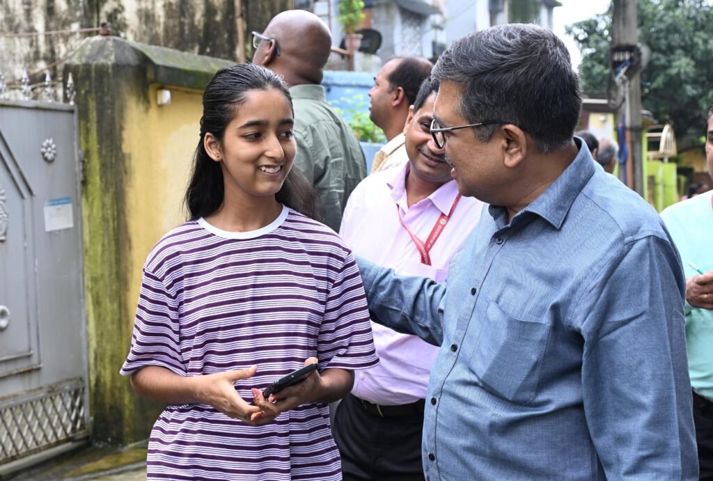 बारिश में लोगों की समस्या सुनने निकले बोकारो DC, 11वीं की छात्रा ने ली सेल्फी; बोली- यादगार रहा ये पल