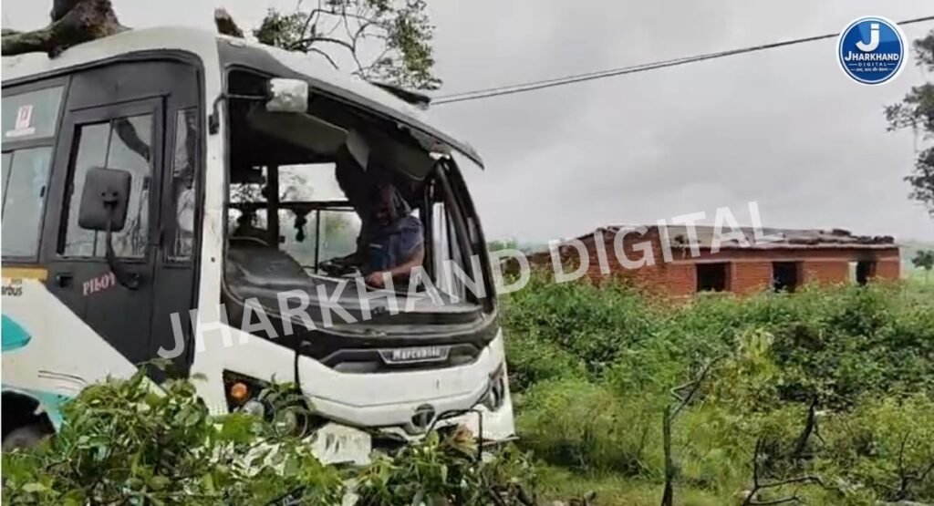 हजारीबाग के दारु में बस पर गिरा पेड़, धनबाद से हजारीबाग आ रहे यात्रियों में मची अफरातफरी
