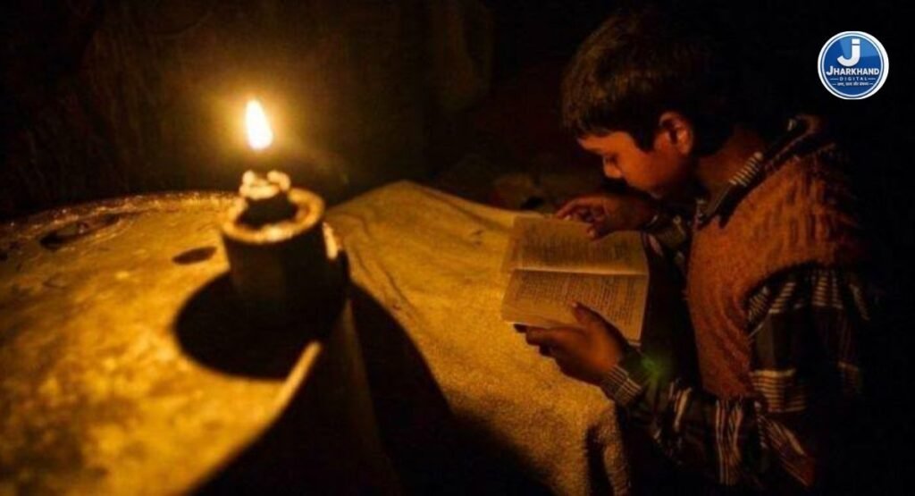 मूसलाधार बारिश के बीच शहर से गांव तक बिजली संकट, कहीं 48 घंटे से गुल तो कहीं बार-बार कट रही बिजली
