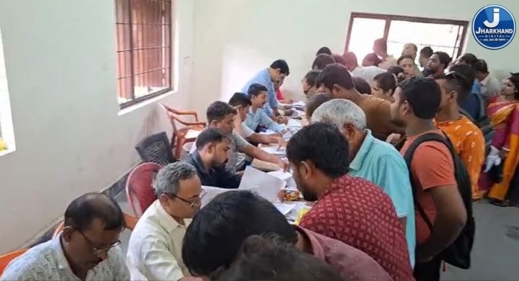 धनबाद में SIR फॉर्म सुधार को लेकर माड़ा कार्यालय में उमड़ी भीड़, गर्मी में घंटों लाइन में लगे लोग