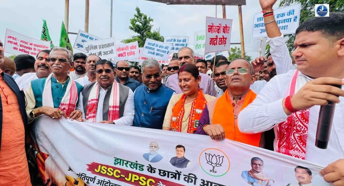 गिरिडीह में जेपीएससी-जेएसएससी घोटाले को लेकर सड़क पर उतरे बाबूलाल मरांडी, सीबीआई जांच की मांग