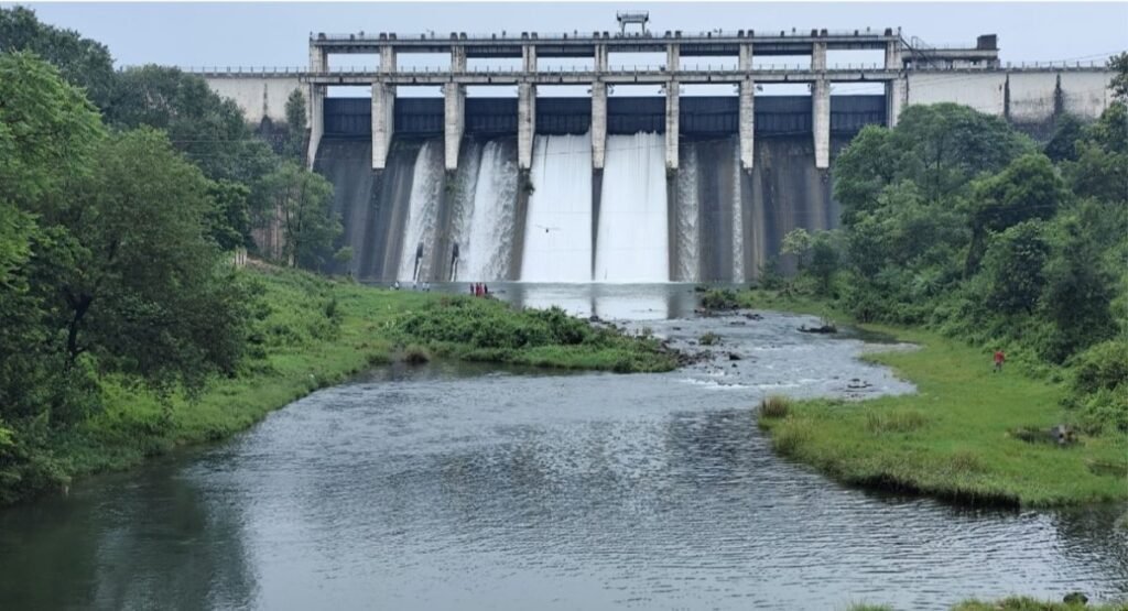 जलस्तर बढ़ने के कारण खोले गए पतरातू डैम के चार फाटक